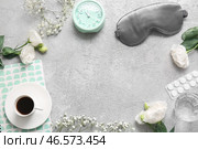 Рамка из маски для сна, будильника и чашки кофе на сером фоне. Стоковое фото, фотограф Pixel_shot / Фотобанк Лори