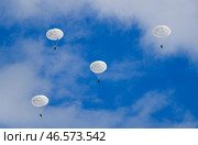 Массовое десантирование военнослужащих в ходе учений. Стоковое фото, фотограф Юрий Смитюк / ТАСС / Фотобанк Лори