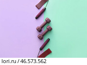 Гантели, скакалка и резинки на цветном фоне. Стоковое фото, фотограф Pixel_shot / Фотобанк Лори