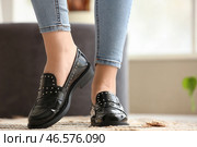 Женщина примеряет стильные черные туфли в бутике, крупным планом. Стоковое фото, фотограф Pixel_shot / Фотобанк Лори
