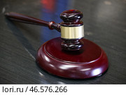 Судейский молоток с подставкой (2024 год). Стоковое фото, фотограф Владимир Гердо / ТАСС / Фотобанк Лори