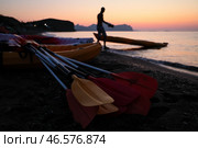 Весла и каяки на пляже у моря. Стоковое фото, фотограф Сергей Мальгавко / ТАСС / Фотобанк Лори