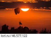 Мотопарапланерист во время полета на закате. Стоковое фото, фотограф Владимир Смирнов / ТАСС / Фотобанк Лори