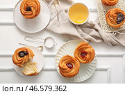 Вкусные краффины и чашка чая на белом деревянном фоне. Стоковое фото, фотограф Pixel_shot / Фотобанк Лори