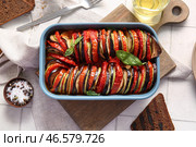 Форма для запекания вкусного рагу из овощей на белом плиточном фоне. Стоковое фото, фотограф Pixel_shot / Фотобанк Лори
