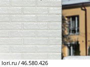 A house with white clinker brick facade outdoor. Стоковое фото, фотограф Наталья Симакова / Фотобанк Лори
