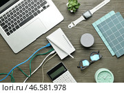 Композиция с wi-fi роутером, ноутбуком, динамиком и умными часами на деревянном фоне. Стоковое фото, фотограф Pixel_shot / Фотобанк Лори