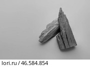 Кусочки древесного угля на сером фоне. Стоковое фото, фотограф Pixel_shot / Фотобанк Лори