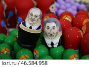 Матрешки с изображением президента РФ Владимира Путина и первого президента РФ Бориса Ельцина (справа налево) Стоковое фото, фотограф Александр Рюмин / ТАСС / Фотобанк Лори