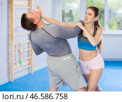 Woman hits man attacker on head during self defense training session. Стоковое фото, фотограф Яков Филимонов / Фотобанк Лори