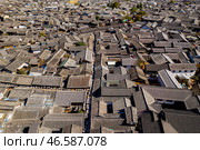 Китай. Лицзян. Крыши домов исторического района города (2021 год). Стоковое фото, фотограф Артем Иванов / ТАСС / Фотобанк Лори