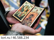 Иконы с изображением святого Спиридона Тримифунтского в руках верующего. Стоковое фото, фотограф Михаил Терещенко / ТАСС / Фотобанк Лори