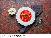 Тарелка вкусного борща и сметаны на фоне гранж. Стоковое фото, фотограф Pixel_shot / Фотобанк Лори
