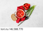 Горшок вкусного борща и ингредиенты на светлом фоне. Стоковое фото, фотограф Pixel_shot / Фотобанк Лори