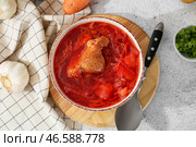 Чаша вкусного борща и ингредиенты на светлом фоне. Стоковое фото, фотограф Pixel_shot / Фотобанк Лори