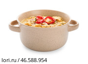 Горшочек с вкусным куриным карри на белом фоне. Стоковое фото, фотограф Pixel_shot / Фотобанк Лори