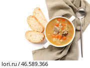 Кастрюля с вкусным ячменным супом на белом фоне. Стоковое фото, фотограф Pixel_shot / Фотобанк Лори