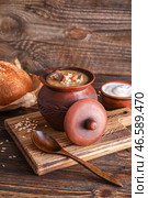 Кастрюля с вкусным ячменным супом на столе. Стоковое фото, фотограф Pixel_shot / Фотобанк Лори