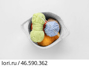 Корзина с пряжей и спицами на белом фоне. Стоковое фото, фотограф Pixel_shot / Фотобанк Лори