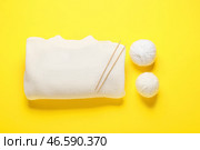 Пряжа спицами и свитер на цветном фоне. Стоковое фото, фотограф Pixel_shot / Фотобанк Лори