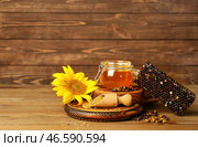Различные продукты пчеловодства на деревянном фоне. Стоковое фото, фотограф Pixel_shot / Фотобанк Лори
