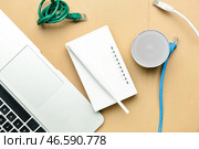 Ноутбук, динамик и Wi-Fi роутер на цветном фоне. Стоковое фото, фотограф Pixel_shot / Фотобанк Лори
