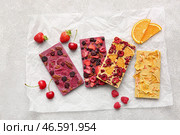 Шоколадные батончики ручной работы с фруктами, ягодами и орехами на светлом фоне. Стоковое фото, фотограф Pixel_shot / Фотобанк Лори
