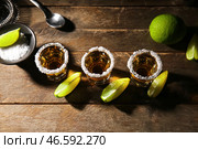 Шоты вкусной текилы с лаймом на деревянном фоне. Стоковое фото, фотограф Pixel_shot / Фотобанк Лори