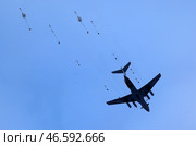 Массовое десантирование военнослужащих в ходе тактических учений. Стоковое фото, фотограф Владимир Смирнов / ТАСС / Фотобанк Лори