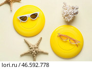 Диски фрисби, солнцезащитные очки, кораллы и морские звезды на цветном фоне. Стоковое фото, фотограф Pixel_shot / Фотобанк Лори