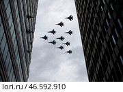 Самолеты Су-30СМ и МиГ-29 во время демонстрационного полета над городом. Стоковое фото, фотограф Артем Геодакян / ТАСС / Фотобанк Лори