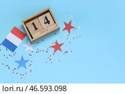 Кубический календарь с датой 14 ИЮЛЯ, французским флагом и звездами на красном фоне. Празднование Дня взятия Бастилии. Стоковое фото, фотограф Pixel_shot / Фотобанк Лори