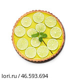 Тарелка с вкусным лаймовым тартом и мятой на белом фоне. Стоковое фото, фотограф Pixel_shot / Фотобанк Лори