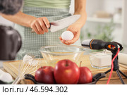 Блогерша разбивает яйцо во время записи кулинарного видеоурока на кухне, крупный план. Стоковое фото, фотограф Pixel_shot / Фотобанк Лори