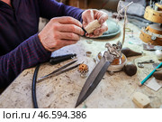 Ручная сборка ножа. Стоковое фото, фотограф Елена Афонина / ТАСС / Фотобанк Лори