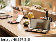 Косметические продукты на столе в гримерной, крупный план. Стоковое фото, фотограф Pixel_shot / Фотобанк Лори