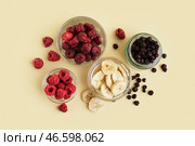 Миски с вкусными сублимированными бананами, вишней, черникой и малиной на бежевом фоне. Стоковое фото, фотограф Pixel_shot / Фотобанк Лори