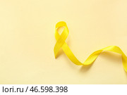 Жёлтая лента на цветном фоне. Концепция саркомы. Стоковое фото, фотограф Pixel_shot / Фотобанк Лори