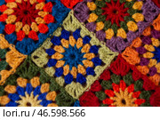 Квадратные мотивы связаны крючком из шерстяной пряжи синего, желтого и  зеленого цветов. Стоковое фото, фотограф Дмитрий Петров / Фотобанк Лори