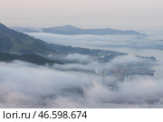 Город Петропавловск-Камчатский, Камчатский край, Дальний Восток России. Вид сверху на портовый город на берегу залива. Красивый утренний пейзаж на рассвете. Туман над городом. Авачинская бухта, Тихий океан. Стоковое фото, фотограф Андрей Степанов / Фотобанк Лори