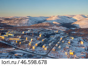 Посёлок Сокол, Магаданская область, Россия. Зимний вид сверху на посёлок городского типа, расположенный в долине среди гор. Аэрофотоснимок жилых домов. Вдали заснеженные сопки. Населённые пункты Сибири и Дальнего Востока России. Стоковое фото, фотограф Андрей Степанов / Фотобанк Лори