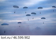 Массовое десантирование военнослужащих в ходе тактических учений. Стоковое фото, фотограф Владимир Смирнов / ТАСС / Фотобанк Лори