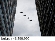 Истребители Су-24М во время показательного полета над городом. Стоковое фото, фотограф Артем Геодакян / ТАСС / Фотобанк Лори
