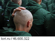 Новобранец с обритой головой. Стоковое фото, фотограф Сергей Мальгавко / ТАСС / Фотобанк Лори