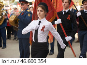 Школьники- юноармейцы и ветераны участники праздничного парада в марше "Бессмертного полка" с плакатами участников Великой Отечественной войны. и знаменосцы с красным знаменем . Девятого Мая День Победы Россия, Екатеринбург. Standard bearers, red flag. Schoolchildren - participants of the costumed procession in the march of the immortal regiment with posters of the participants of the Great Patriotic War. May 2nd Victory Day Russia, Yekaterinburg (2019 год). Редакционное фото, фотограф Юрий Карачев / Фотобанк Лори
