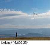 Девушка и летящий  планер на фоне гор. Стоковое фото, фотограф Snezka / Фотобанк Лори