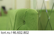 Living room, green sofa, green upholstery, glass walls Холл, зеленый диван, зеленная обивка, стеклянные стены. Стоковое видео, видеограф Опока Алексей / Фотобанк Лори