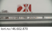 Road, metal barrier fencing. Road safety. fastening bolts. grey Дорога, металлическое барьерное ограждение. Безопасность на дороге. болты крепление. серый. Стоковое видео, видеограф Опока Алексей / Фотобанк Лори