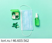 Медицинская маска, дезинфицирующее средство для рук и коробка с различными таблетками на цветном фоне. Стоковое фото, фотограф Pixel_shot / Фотобанк Лори
