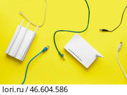 Маршрутизатор Wi-Fi с антеннами и сетевыми кабелями на цветном фоне. Стоковое фото, фотограф Pixel_shot / Фотобанк Лори